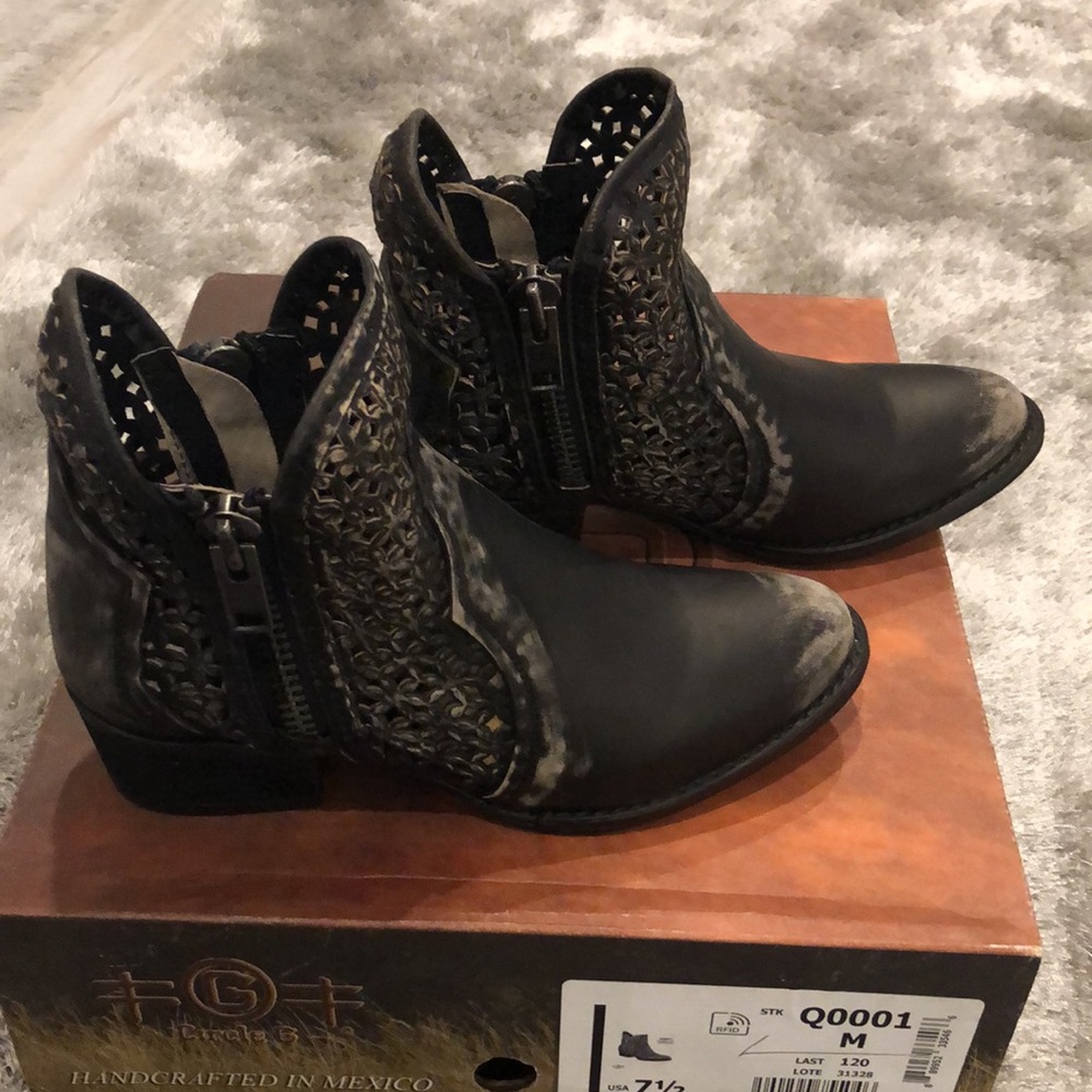 NIB Circle G cutout shortie cowboy boots … size 7.5